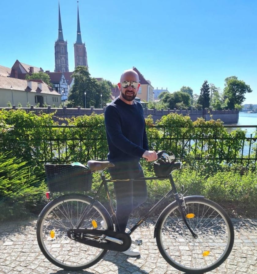 Prezydent Wrocławia Jacek Sutryk wystawił w tym roku dwie aukcje dla WOŚP:&nbsp;

aktywny dzień na rowerze z prezydentem Wrocławia


10. numer startowy jubileuszowego 10. Nocnego Wrocław P&oacute;łmaratonu.&nbsp;Bieg odbędzie się 15 czerwca 2024.
