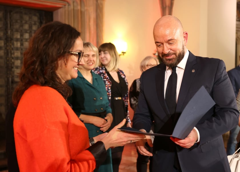 Uroczystość wręczenia wyróżnień prezydenta Wrocławia dla zaangażowanej społecznie młodzieży oraz współpracujących z nią naukowców, nauczycieli, przedstawicieli organizacji pozarządowych. Wrocław., 10 stycznia 2024