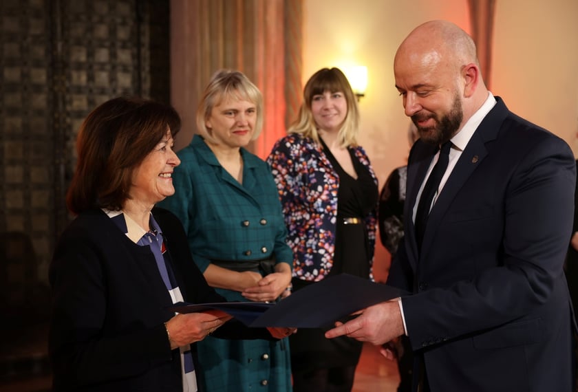 Uroczystość wręczenia wyróżnień prezydenta Wrocławia dla zaangażowanej społecznie młodzieży oraz współpracujących z nią naukowców, nauczycieli, przedstawicieli organizacji pozarządowych. Wrocław., 10 stycznia 2024
