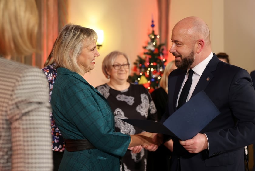 Uroczystość wręczenia wyróżnień prezydenta Wrocławia dla zaangażowanej społecznie młodzieży oraz współpracujących z nią naukowców, nauczycieli, przedstawicieli organizacji pozarządowych. Wrocław., 10 stycznia 2024