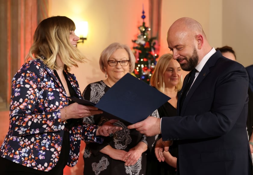 Uroczystość wręczenia wyróżnień prezydenta Wrocławia dla zaangażowanej społecznie młodzieży oraz współpracujących z nią naukowców, nauczycieli, przedstawicieli organizacji pozarządowych. Wrocław., 10 stycznia 2024