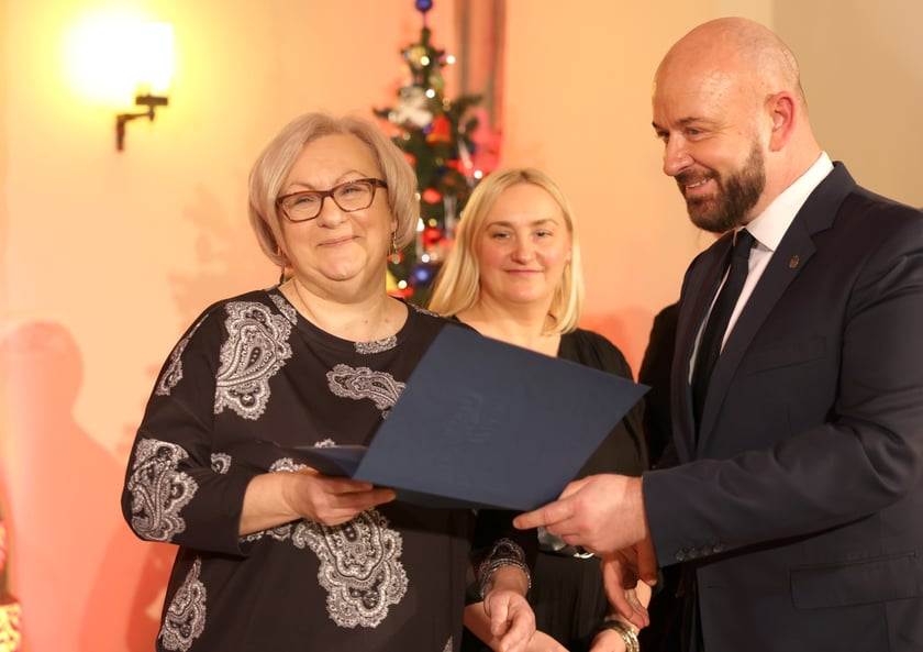 Uroczystość wręczenia wyróżnień prezydenta Wrocławia dla zaangażowanej społecznie młodzieży oraz współpracujących z nią naukowców, nauczycieli, przedstawicieli organizacji pozarządowych. Wrocław., 10 stycznia 2024