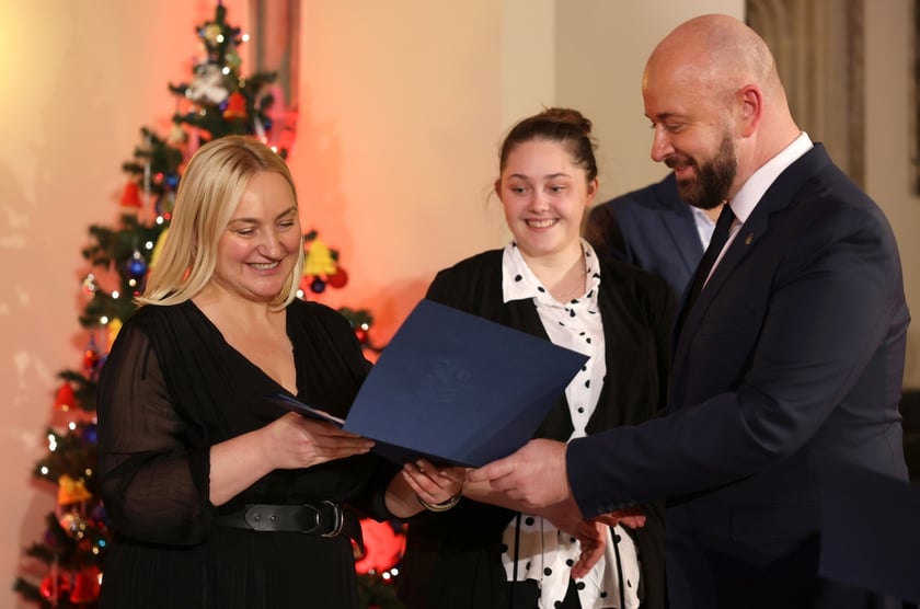 Uroczystość wręczenia wyróżnień prezydenta Wrocławia dla zaangażowanej społecznie młodzieży oraz współpracujących z nią naukowców, nauczycieli, przedstawicieli organizacji pozarządowych. Wrocław., 10 stycznia 2024