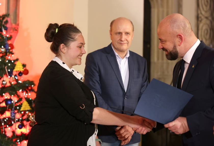 Uroczystość wręczenia wyróżnień prezydenta Wrocławia dla zaangażowanej społecznie młodzieży oraz współpracujących z nią naukowców, nauczycieli, przedstawicieli organizacji pozarządowych. Wrocław., 10 stycznia 2024