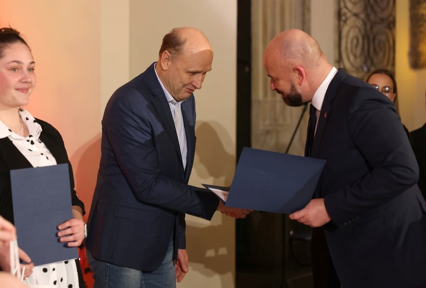 Uroczystość wręczenia wyróżnień prezydenta Wrocławia dla zaangażowanej społecznie młodzieży oraz współpracujących z nią naukowców, nauczycieli, przedstawicieli organizacji pozarządowych. Wrocław., 10 stycznia 2024