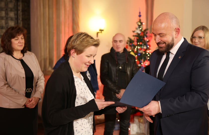 Uroczystość wręczenia wyróżnień prezydenta Wrocławia dla zaangażowanej społecznie młodzieży oraz współpracujących z nią naukowców, nauczycieli, przedstawicieli organizacji pozarządowych. Wrocław., 10 stycznia 2024