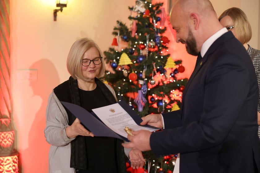 Uroczystość wręczenia wyróżnień prezydenta Wrocławia dla zaangażowanej społecznie młodzieży oraz współpracujących z nią naukowców, nauczycieli, przedstawicieli organizacji pozarządowych. Wrocław., 10 stycznia 2024