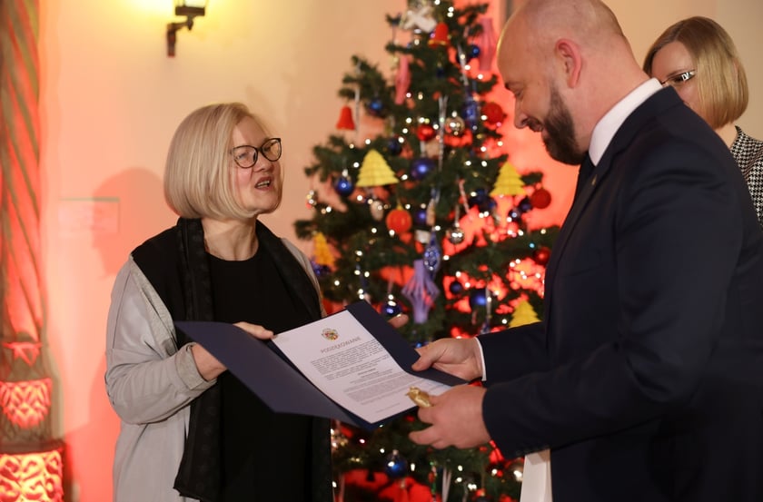 Uroczystość wręczenia wyróżnień prezydenta Wrocławia dla zaangażowanej społecznie młodzieży oraz współpracujących z nią naukowców, nauczycieli, przedstawicieli organizacji pozarządowych. Wrocław., 10 stycznia 2024