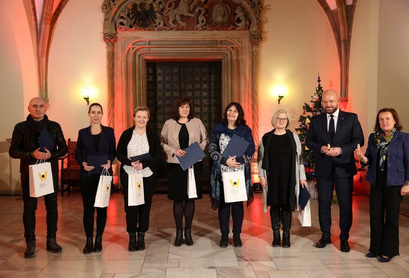 Uroczystość wręczenia wyróżnień prezydenta Wrocławia dla zaangażowanej społecznie młodzieży oraz współpracujących z nią naukowców, nauczycieli, przedstawicieli organizacji pozarządowych. Wrocław., 10 stycznia 2024