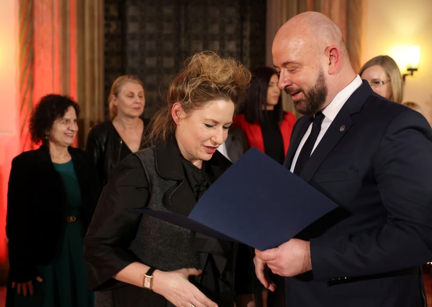 Uroczystość wręczenia wyróżnień prezydenta Wrocławia dla zaangażowanej społecznie młodzieży oraz współpracujących z nią naukowców, nauczycieli, przedstawicieli organizacji pozarządowych. Wrocław., 10 stycznia 2024