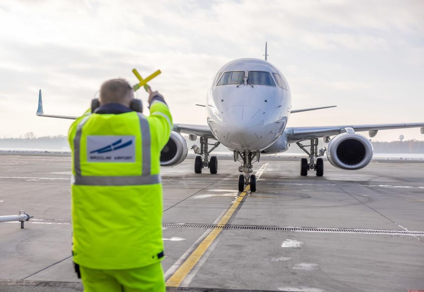 Tanie loty z wrocławskiego lotniska. Dokąd można polecieć za niewiele ponad 100 złotych?
Styczeń to idealny moment na kr&oacute;tki wypad do &bdquo;Wiecznego Miasta&rdquo;. Unikniemy w tym czasie tłum&oacute;w, z kt&oacute;rych znana jest stolica Włoch. Rzym to jedno z najważniejszych centr&oacute;w kulturowych na świecie, a jego niesamowity charakter czuć na każdym kroku.
Bogactwo olśniewających antycznych budowli, a także obiekt&oacute;w sakralnych i fontann zaprojektowanych przez Michała Anioła czy Gianlorenzo Berniniego nadaje Rzymowi wyjątkowej aury, kt&oacute;rą stolica Italii przyciąga turyst&oacute;w z całego świata.