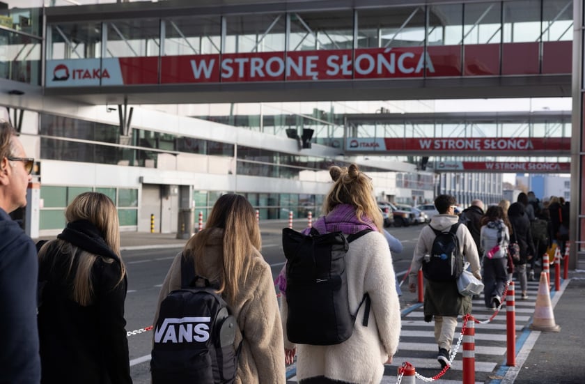 Tanie loty z Wrocławia na ferie. Wielkie okazje i atrakcyjne ceny
Bartosz Wiśniewski, rzecznik prasowy Portu Lotniczego we Wrocławiu podkreśla, że&nbsp;szeroki wachlarz lot&oacute;w do Włoch to filar oferty Portu Lotniczego Wrocław. Rzym, Mediolan, Bolonia, Wenecja, Neapol i Palermo to najpopularniejsze miasta słonecznej Italii, kt&oacute;ra zimą przyciąga przyjazną temperaturą, ale przede wszystkich swoim niepowtarzalnym charakterem i r&oacute;żnorodnością.
Szczeg&oacute;lnie atrakcyjnie prezentuje się oferta połączeń z Rzymem, do kt&oacute;rego fani włoskiej kuchni i antycznej kultury mogą polecieć w obie strony już za mniej niż 300 zł przy okazji weekendu, a także w środku tygodnia.
&nbsp;
&nbsp;