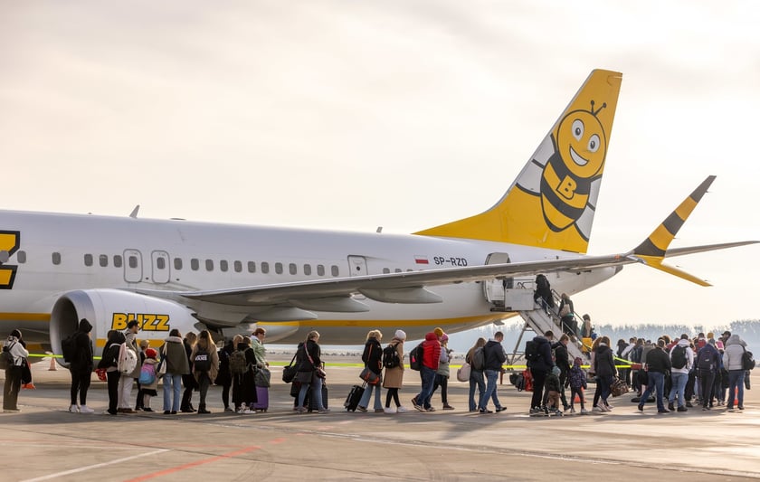 Tanie loty z wrocławskiego lotniska. Dokąd można polecieć za niewiele ponad 100 złotych?
Bartosz Wiśniewski, rzecznik prasowy Portu Lotniczego we Wrocławiu dodaje, że realizowane przez Ryanair we wtorki, środy i soboty bezpośrednie połączenia z portem Paryż-Beauvais dają możliwość kr&oacute;tkiego wypadu, jednak francuska stolica nie jest miastem, kt&oacute;re zobaczymy w jeden dzień.
&nbsp;
Warto rozważyć dłuższą wizytę, by opr&oacute;cz zwiedzania p miasta mieć także czas na skosztowanie wybitnych francuskich potraw i chwilę wytchnienia na Polach Elizejskich. Tym bardziej, że bilety lotnicze w obie strony można kupić za nawet niespełna 300 złotych.