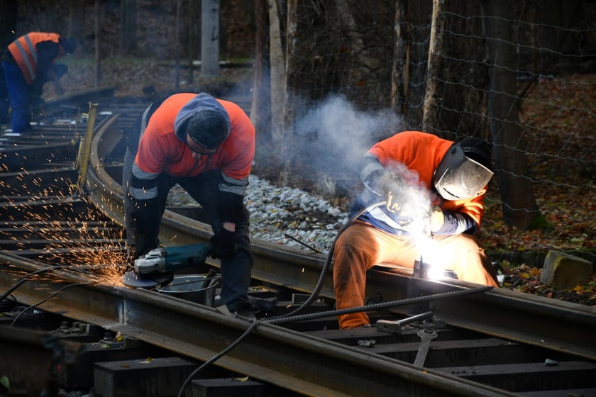 Remont torowiska. Na zdjęciu ekipa spawaczy na pętli "Park Południowy".