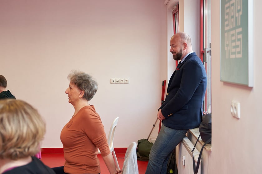 Wizyta prezydenta Wrocławia Jacka Sutryka w Fundacji Siwy Dym, kt&oacute;ra prowadzi zajęcia dla zmagających się z depresją kobiet po 60. roku życia - Jacek Sutryk podczas zajęć terapeutycznych