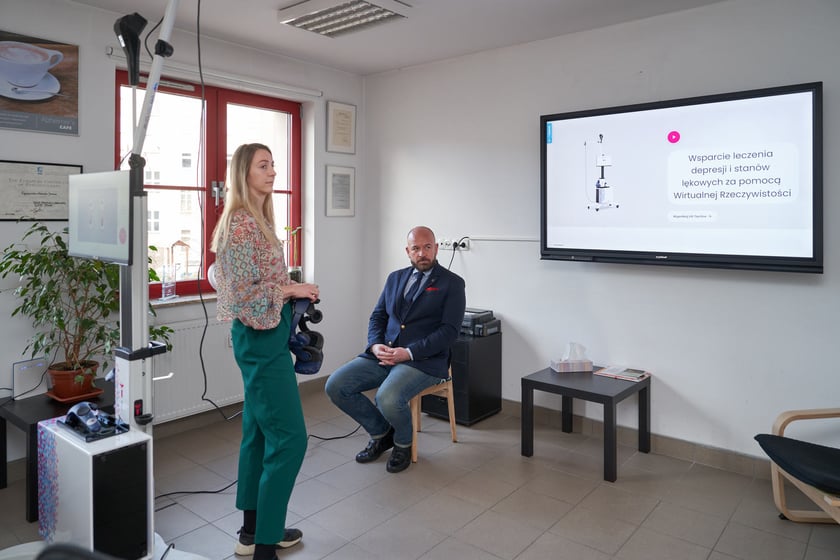 Wizyta prezydenta Wrocławia Jacka Sutryka w Fundacji Siwy Dym, kt&oacute;ra prowadzi zajęcia dla zmagających się z depresją kobiet po 60. roku życia - Jacek Sutryk przygotowuje się do uczestnictwa w wirtualnym ogrodzie terapeutycznym&nbsp;