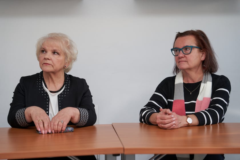 Wizyta prezydenta Wrocławia Jacka Sutryka w Fundacji Siwy Dym, kt&oacute;ra prowadzi zajęcia dla zmagających się z depresją kobiet po 60. roku życia