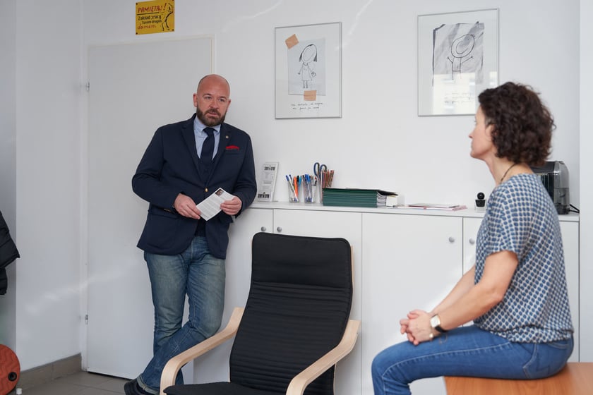 Wizyta prezydenta Wrocławia Jacka Sutryka w Fundacji Siwy Dym, kt&oacute;ra prowadzi zajęcia dla zmagających się z depresją kobiet po 60. roku życia