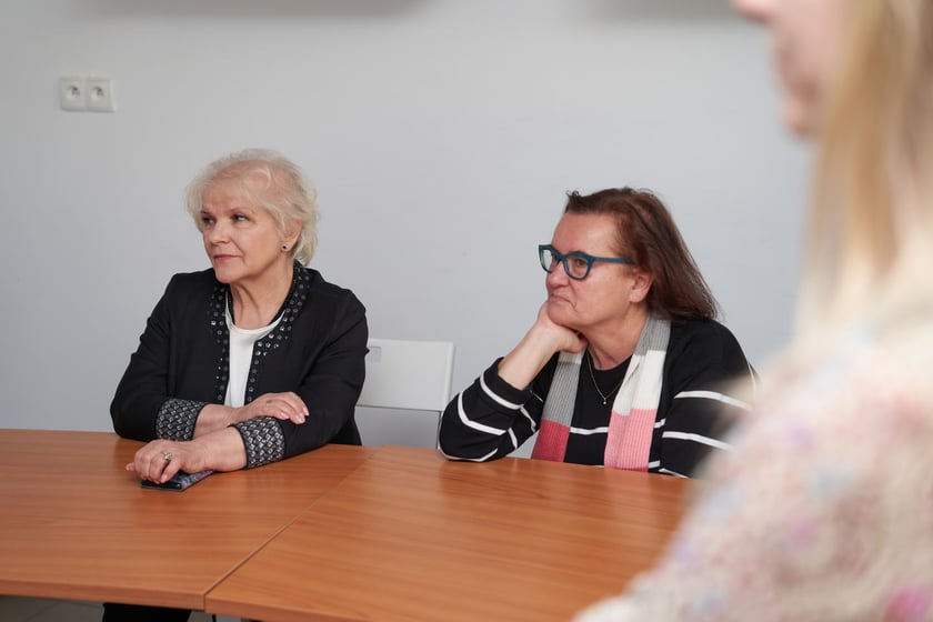 Wizyta prezydenta Wrocławia Jacka Sutryka w Fundacji Siwy Dym, kt&oacute;ra prowadzi zajęcia dla zmagających się z depresją kobiet po 60. roku życia
