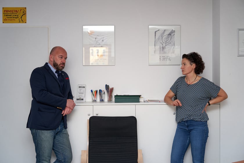Wizyta prezydenta Wrocławia Jacka Sutryka w Fundacji Siwy Dym, kt&oacute;ra prowadzi zajęcia dla zmagających się z depresją kobiet po 60. roku życia