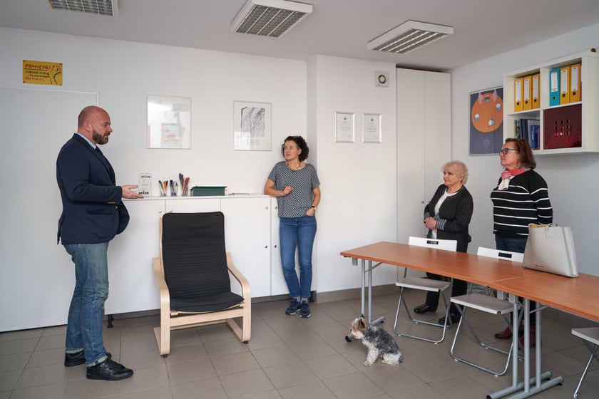Wizyta prezydenta Wrocławia Jacka Sutryka w Fundacji Siwy Dym, kt&oacute;ra prowadzi zajęcia dla zmagających się z depresją kobiet po 60. roku życia