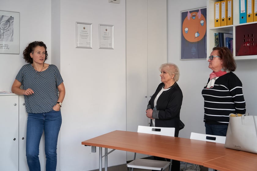 Wizyta prezydenta Wrocławia Jacka Sutryka w Fundacji Siwy Dym, kt&oacute;ra prowadzi zajęcia dla zmagających się z depresją kobiet po 60. roku życia