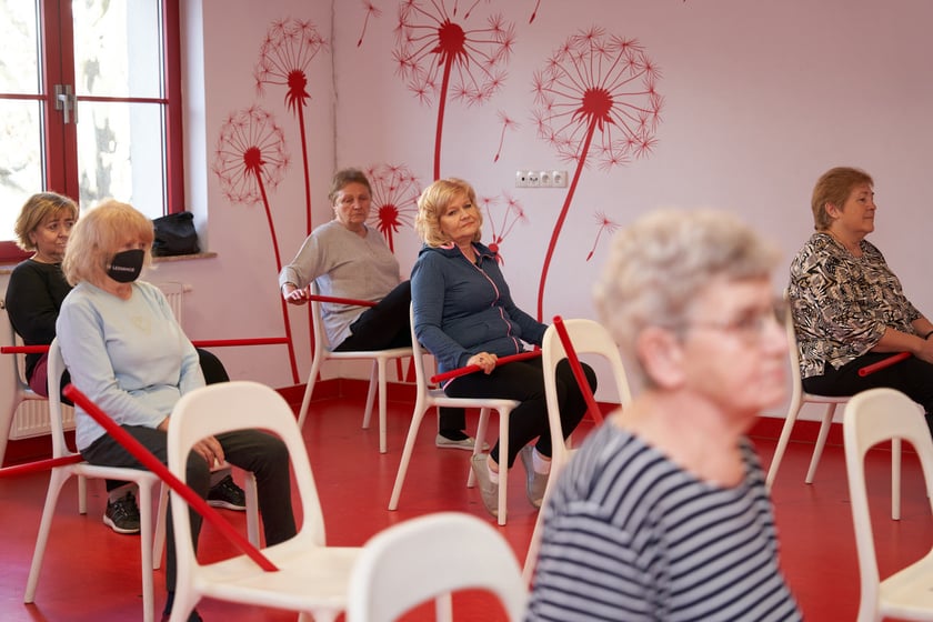 Wizyta prezydenta Wrocławia Jacka Sutryka w Fundacji Siwy Dym, kt&oacute;ra prowadzi zajęcia dla zmagających się z depresją kobiet po 60. roku życia - zajęcia terapeutyczne