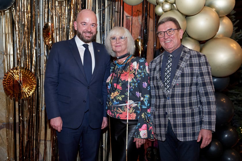 Bal seniorów w stylu lat 80. w restauracji Letniej przy wrocławskim zoo.