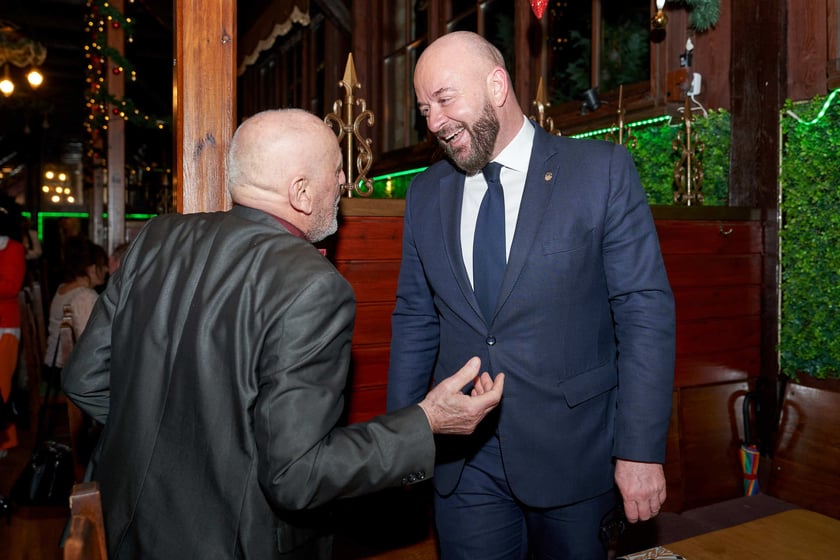 Bal seniorów w stylu lat 80. w restauracji Letniej przy wrocławskim zoo.