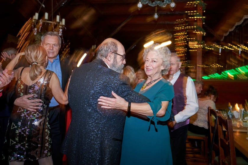 Bal seniorów w stylu lat 80. w restauracji Letniej przy wrocławskim zoo.