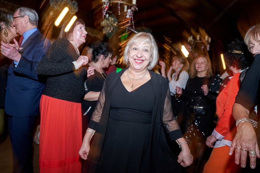 Bal seniorów w stylu lat 80. w restauracji Letniej przy wrocławskim zoo.