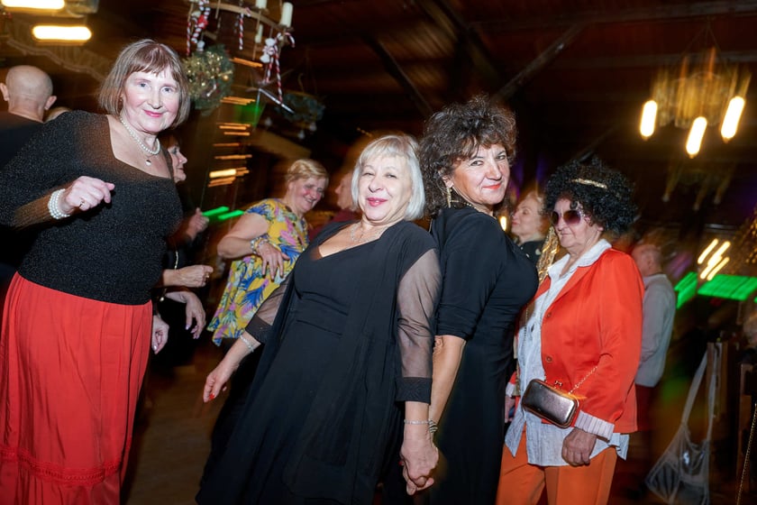 Bal seniorów w stylu lat 80. w restauracji Letniej przy wrocławskim zoo.