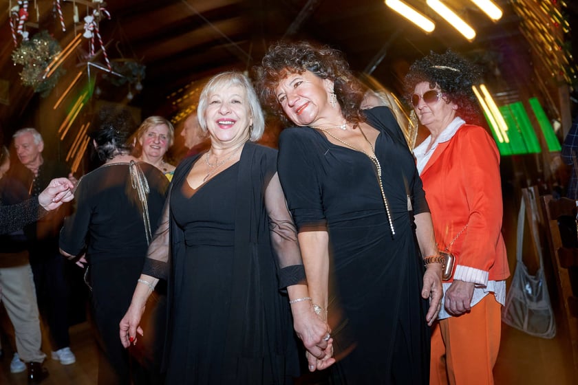 Bal seniorów w stylu lat 80. w restauracji Letniej przy wrocławskim zoo.