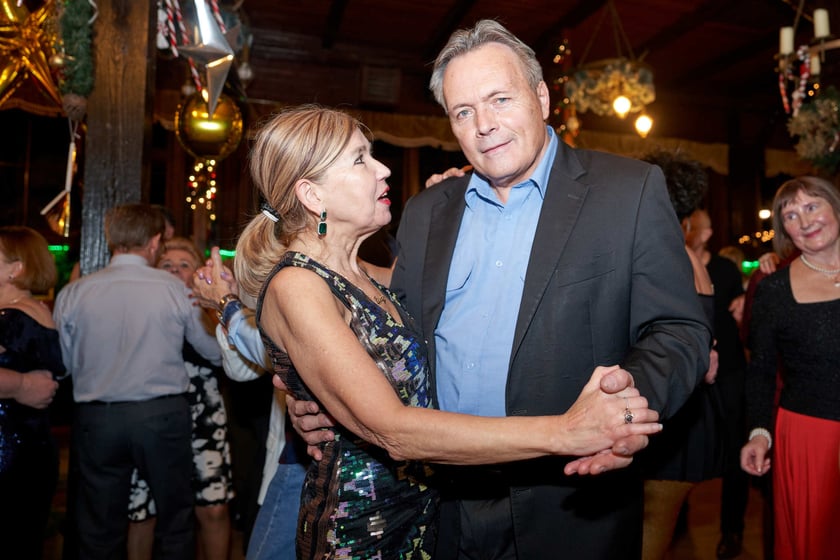 Bal seniorów w stylu lat 80. w restauracji Letniej przy wrocławskim zoo.