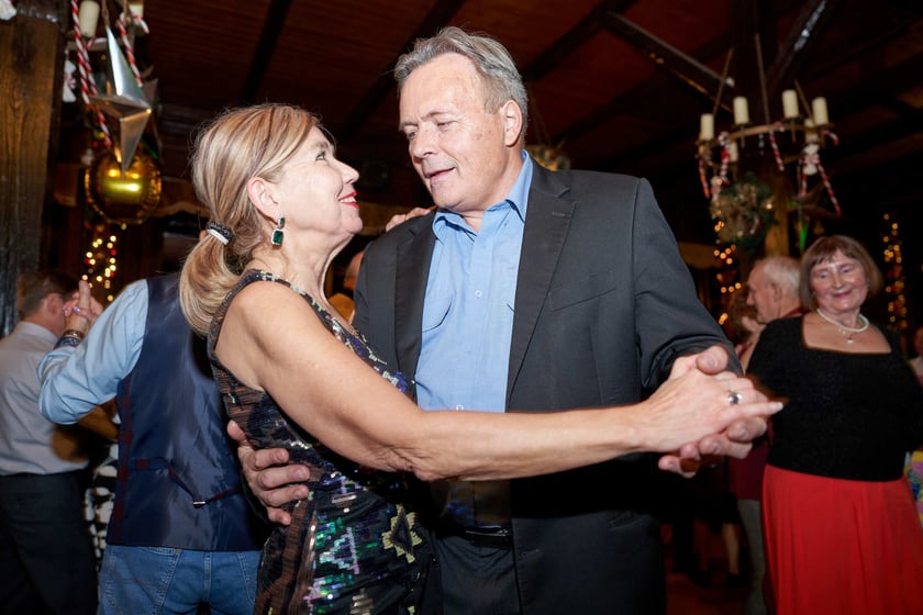 Bal seniorów w stylu lat 80. w restauracji Letniej przy wrocławskim zoo.