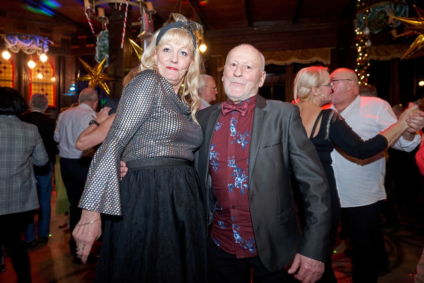 Bal seniorów w stylu lat 80. w restauracji Letniej przy wrocławskim zoo.