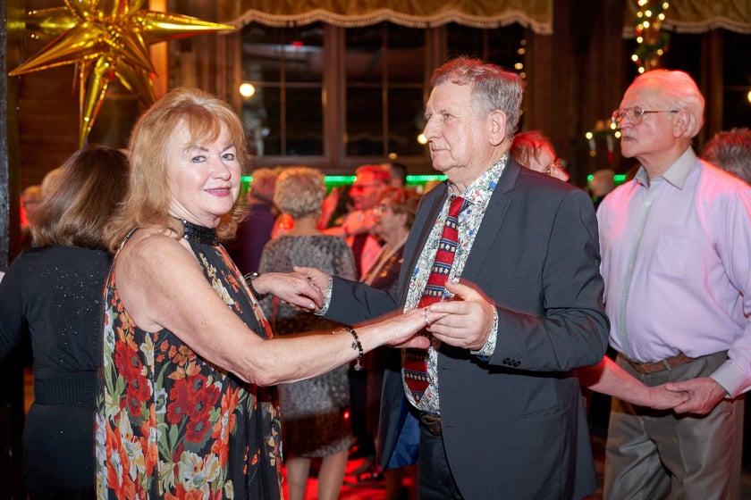 Bal seniorów w stylu lat 80. w restauracji Letniej przy wrocławskim zoo.