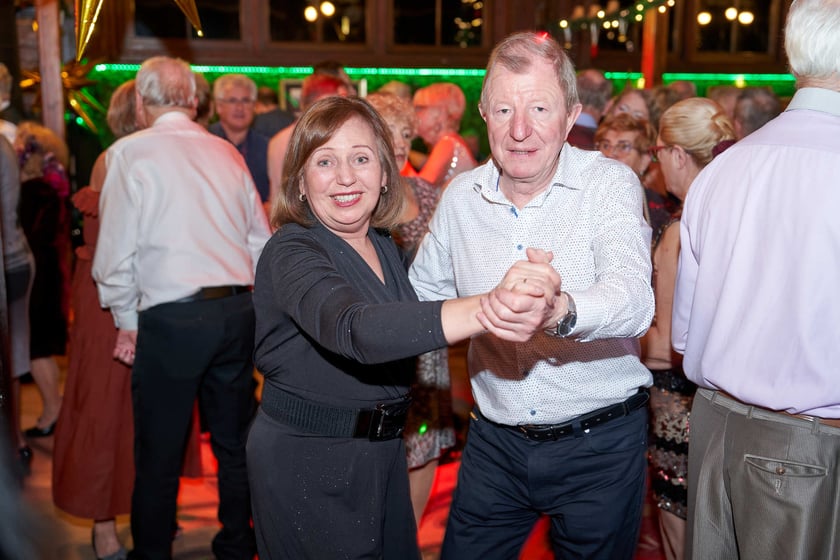 Bal seniorów w stylu lat 80. w restauracji Letniej przy wrocławskim zoo.