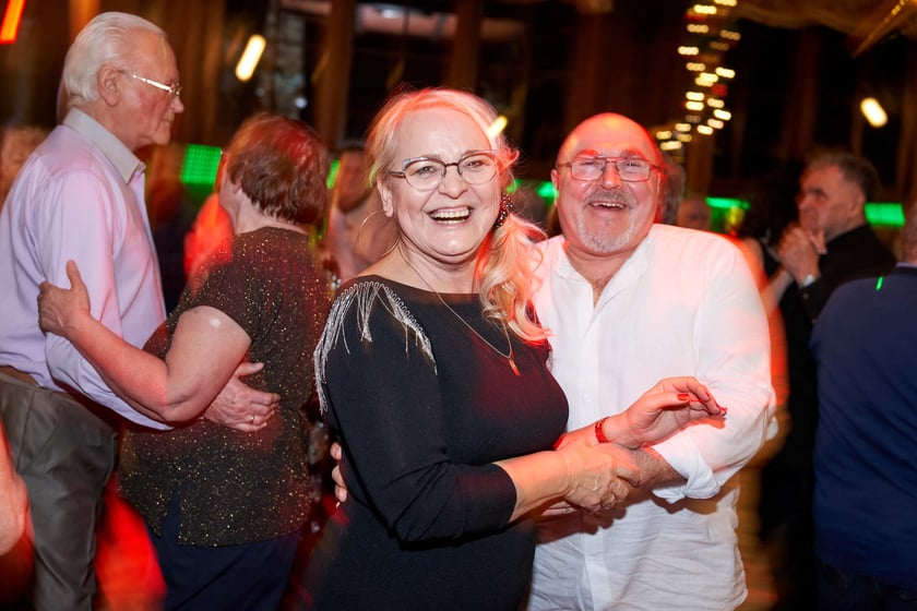 Bal seniorów w stylu lat 80. w restauracji Letniej przy wrocławskim zoo.