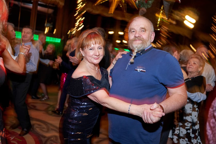 Bal seniorów w stylu lat 80. w restauracji Letniej przy wrocławskim zoo.