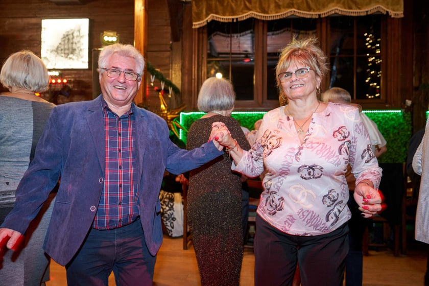 Bal seniorów w stylu lat 80. w restauracji Letniej przy wrocławskim zoo.