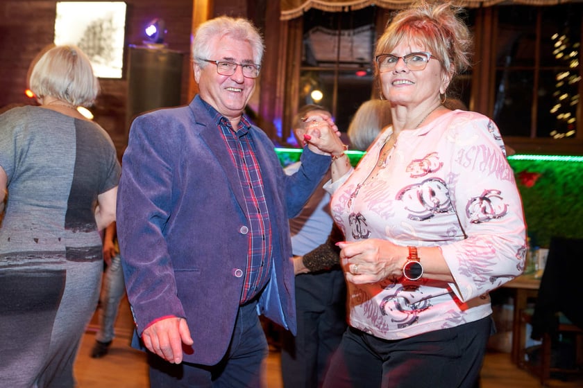 Bal seniorów w stylu lat 80. w restauracji Letniej przy wrocławskim zoo.