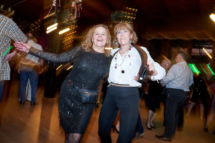 Bal seniorów w stylu lat 80. w restauracji Letniej przy wrocławskim zoo.