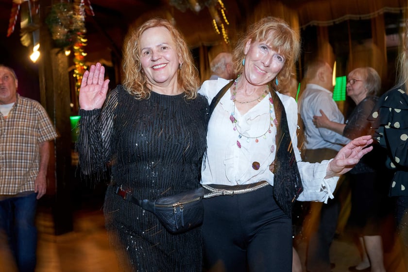 Bal seniorów w stylu lat 80. w restauracji Letniej przy wrocławskim zoo.