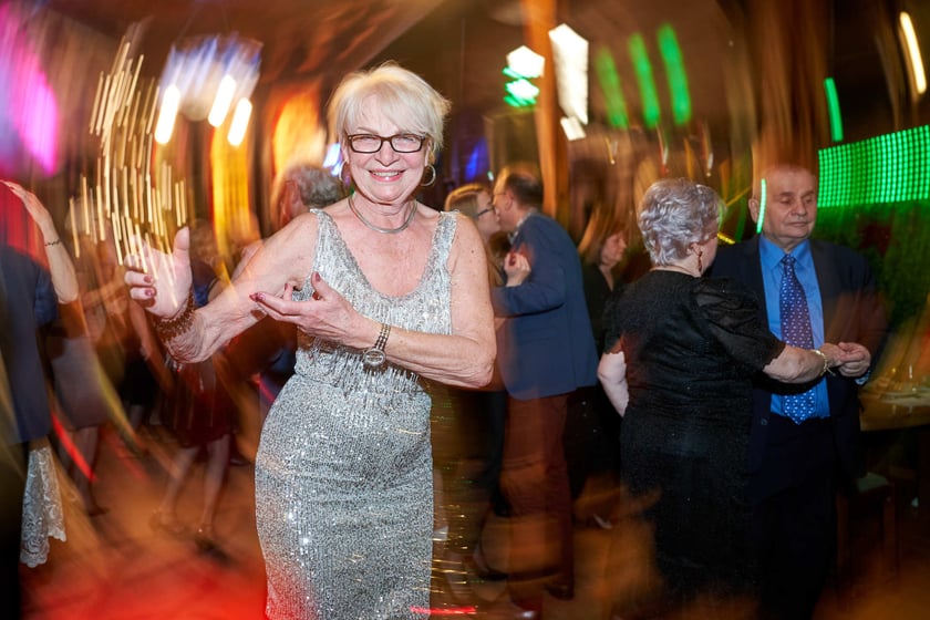 Bal seniorów w stylu lat 80. w restauracji Letniej przy wrocławskim zoo.