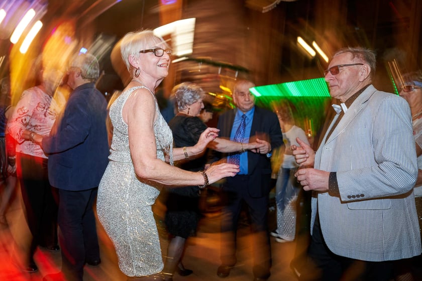 Bal seniorów w stylu lat 80. w restauracji Letniej przy wrocławskim zoo.