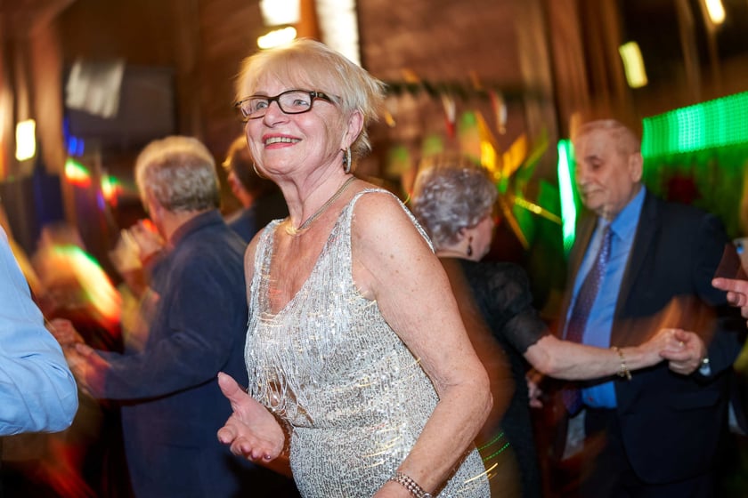 Bal seniorów w stylu lat 80. w restauracji Letniej przy wrocławskim zoo.