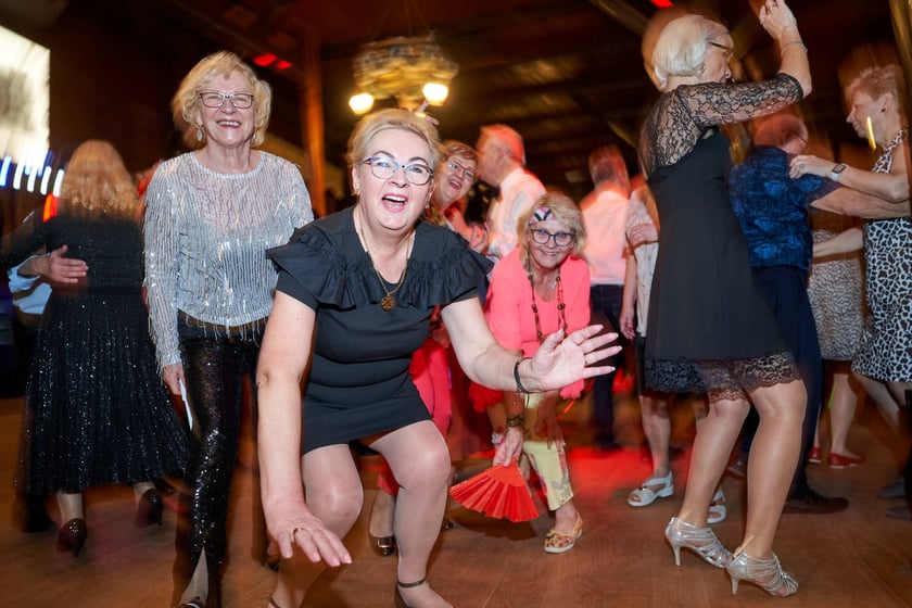 Bal seniorów w stylu lat 80. w restauracji Letniej przy wrocławskim zoo.