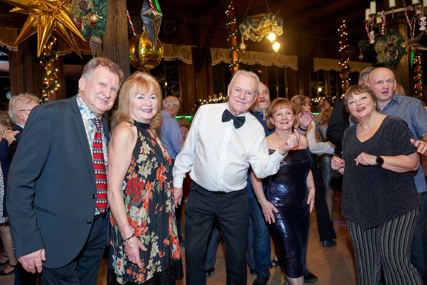 Bal seniorów w stylu lat 80. w restauracji Letniej przy wrocławskim zoo.