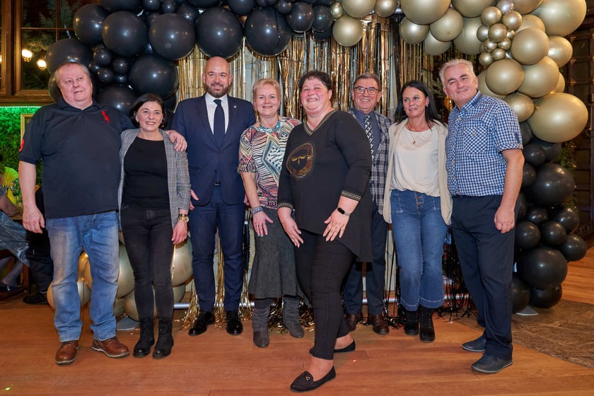 Bal seniorów w stylu lat 80. w restauracji Letniej przy wrocławskim zoo.